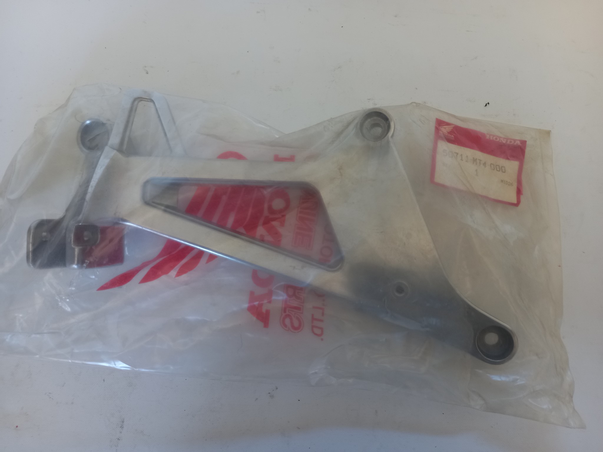 Picture of Honda  HALTER, R. SOZIUSFUSSRAST  50711-MT4-000